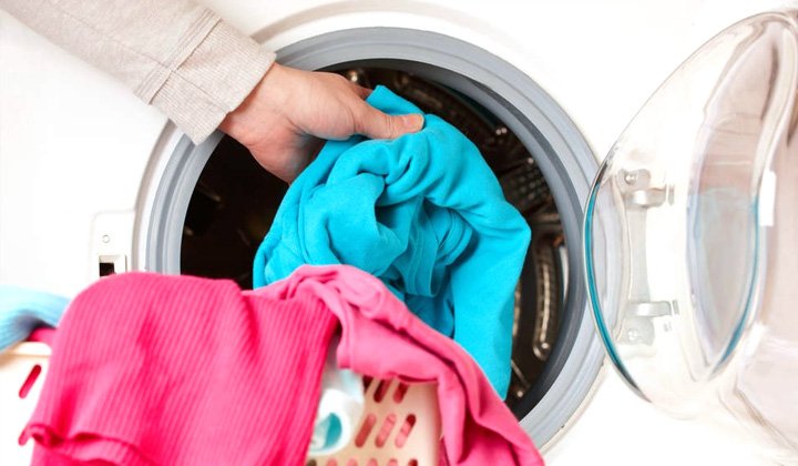 Основні принципи прання поліестеру: вручну чи в машині?